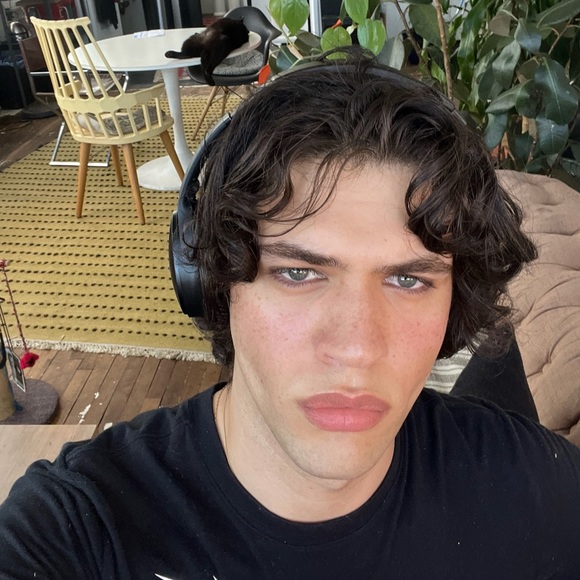 Meet your Posher, Nicolas - Picture 1 of 1